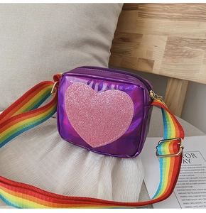 Détail du sac bandoulière enfant en similicuir laser violet avec cœur pailleté et sangle arc-en-ciel