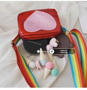 Vue macro de l'intérieur du sac coeur rouge avec maquillage et accessoires cheveux