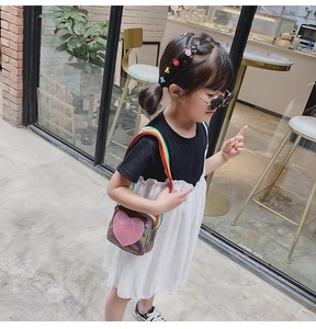Détail du sac pailleté en forme de cœur pour enfant avec bandoulière arc-en-ciel