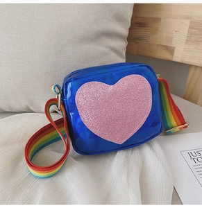 Détail du sac à bandoulière bleu laser pour fille avec cœur en paillettes et sangle arc-en-ciel