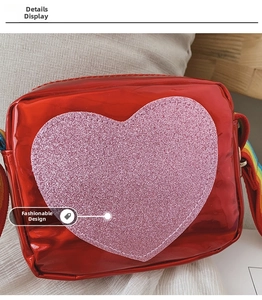Détail du sac rouge pour fille avec cœur pailleté rose et bandoulière arc-en-ciel