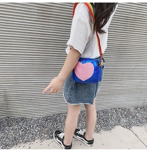 Sac bandoulière bleu pour fille avec paillettes en cœur et sangle arc-en-ciel colorée