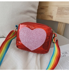 Détail du sac rouge en cuir PU pour filles avec cœur pailleté et sangle arc-en-ciel