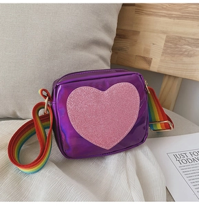 Vue détaillée du sac bandoulière violet en forme de cœur avec sangle arc-en-ciel