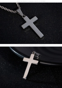 Vue détaillée du pendentif croix en argent poli avec chaîne torsadée sur fond noir mat
