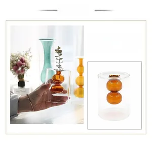 Dettaglio del vaso creativo in vetro a doppio strato con anima interna sferica ambra e ciano