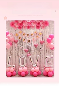 Set sfondo matrimonio con tenda di pioggia argentata, palloncini a cuore e banner HAPPY WEDDING
