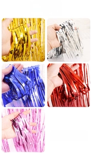 Primo piano di tende a frange in lamina lucida 1x2m in oro, argento, blu, rosso e rosa colori