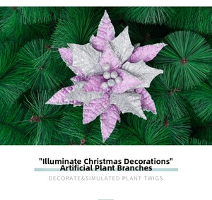 Detailaufnahme einer lila Glitzer-Weihnachtssternblume an einem grünen Tannenbaumzweig