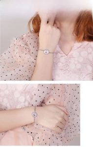Détail macro du bracelet argenté avec cristal rose central et pavé de pierres