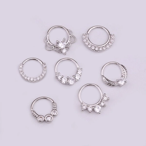 Set mit sieben silbernen Zirkonia-Nasenringen und Septum-Hoops in Mikro-Pave-Designs