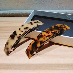 Minimalist leopard print hair clips in beige and brown acetate for stylish women