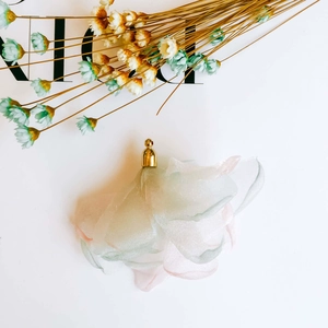 Detailansicht der hellgrünen und rosa Chiffon-Quaste mit einer goldenen Metallkappe