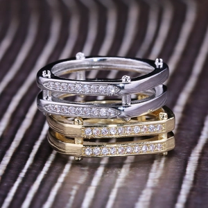 Punk stijl gelaagde ringen set in goud en zilver met sprankelende zirkonia pave