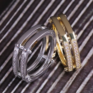 Punkstijl dubbele ringenset in goud en zilver met fonkelende pavé-gezette kristallen
