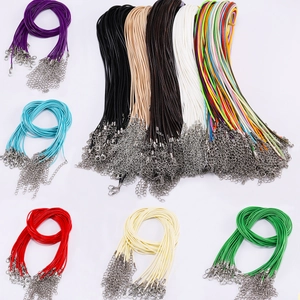 Detalle de cordones de cera trenzados multicolores con cierres de langosta y cadena extendida