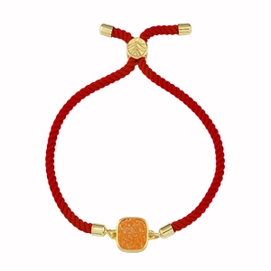 Bracelet tressé rouge avec breloque druzy orange carrée dorée et fermoir coulissant feuille