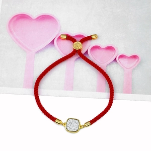 Bracelet cordon rouge tressé ajustable avec pendentif carré pailleté doré pour femme