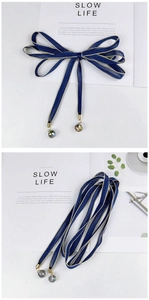 Écharpe étroite bleu foncé avec bordure dorée et pendentif en perle de verre