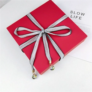 Boîte cadeau carrée rouge élégante avec ruban argenté et perles en cristal décoratives