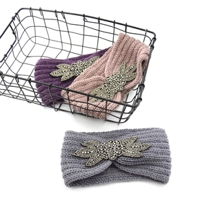 Gestricktes breites Stirnband für Damen mit Silberperlen-Blattdekor in drei Trendfarben