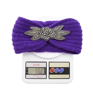 Lila gestricktes Stirnband mit Strassblättern und 55,2g Gewicht auf der Waage