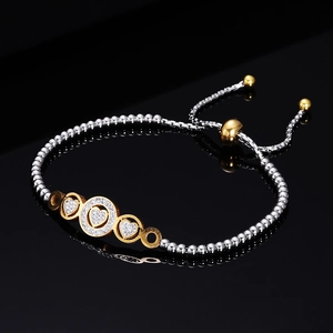 Dettaglio bracciale regolabile in argento con ciondoli a cuore dorati e strass lucidi