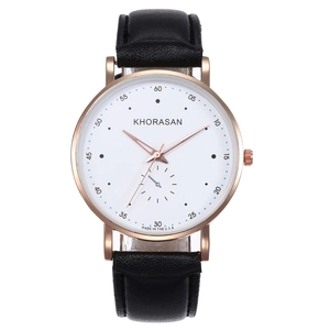 Vue détaillée du grand cadran blanc avec boîtier or rose et bracelet en cuir noir