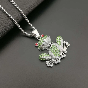 Hip-hop silver frog pendant with green crystals and red eyes on a stainless box chain