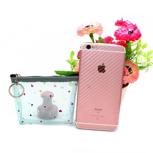 Portamonete in rete blu con cuori e confronto dimensioni con uno smartphone