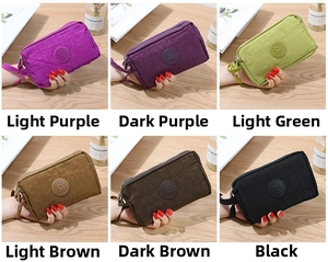 Sei colori di pochette in nylon con logo sportivo su superficie in legno con trama