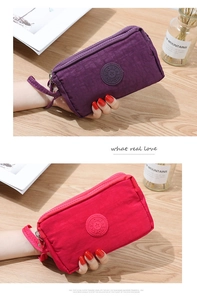 Dettaglio di pochette con cinturino multistrato in nylon impermeabile viola e fucsia
