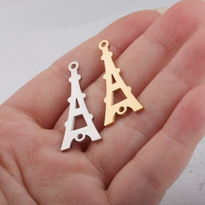 Eiffelturm Anhänger in Gold und Silber auf der Hand zur Darstellung der Größe
