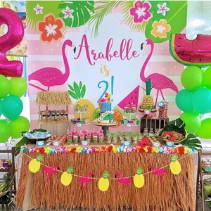 Kit fête Luau tropicale avec jupe de table, guirlandes flamants et décor coloré