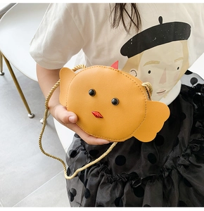 Detailed view of yellow chicken-shaped kids crossbody bag with golden chain strap