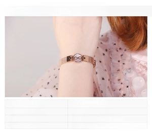 Detail eines Roségold-Mesh-Armbands mit Unendlichkeitssymbol an einem Damenhandgelenk
