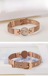 Makro-Detail von Roségold Mesh-Armband mit Unendlichkeitssymbol auf weißem Perlmutt