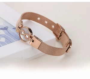 Detail eines roségoldenen Mesh-Armbands mit Unendlichkeitssymbol und Milanaise-Geflecht