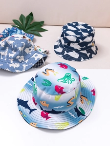 Dettaglio di cappelli pescatore per bambini in cotone con stampe marine e animali colorati