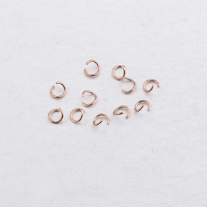 Gros plan d'anneaux de jonction en acier inoxydable or rose 0,5x3,5mm pour bijoux