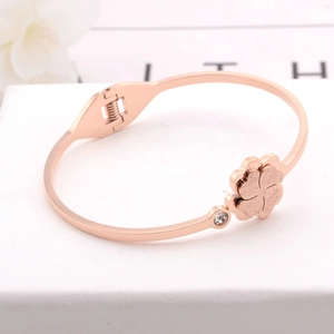 Bracelet jonc or rose avec trèfle à quatre feuilles dépoli et zircon blanc brillant