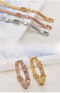 Détail des bracelets en maille avec breloques cœur mama et enfants en trois couleurs
