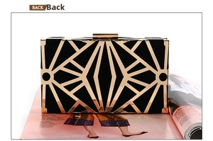 Vista posteriore della borsa da sera in velluto nero con decorazione geometrica in metallo oro