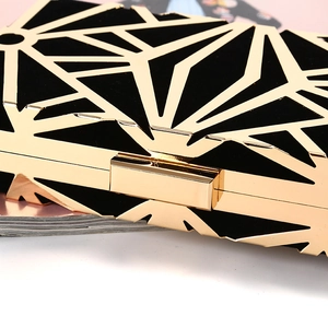 Elegante borsa da sera con cornice geometrica dorata e interno in velluto nero