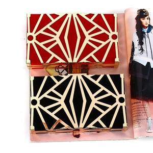 Elegante borsa da sera in velluto con cornice in metallo dorato geometrico nero e rosso
