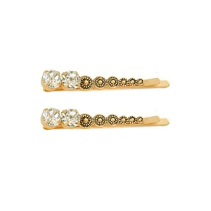 Détails de deux épingles à cheveux dorées avec de grands strass et perles ciselées
