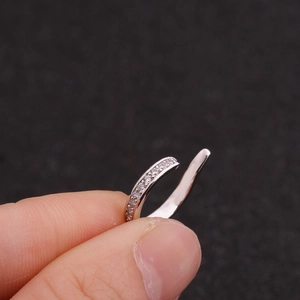 Manchette d'oreille en U argentée avec doubles rangées de zircons et design ajustable