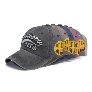 Dettaglio di cinque cappellini da baseball in cotone lavato con ricamo 3ET e stile vintage
