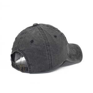 Dettaglio della fibbia metallica regolabile su un cappello da baseball in cotone lavato