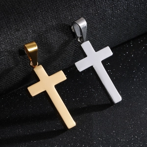Colliers croix en acier inoxydable poli finitions or et argent sur fond sombre texturé